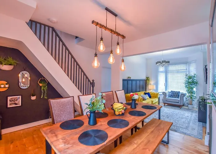 Modernistic 4-Bedroom Home Close To City Centre