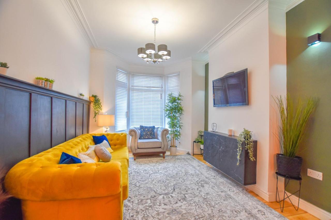 Modernistic 4-bedroom Close To Centre Holiday home Cardiff
