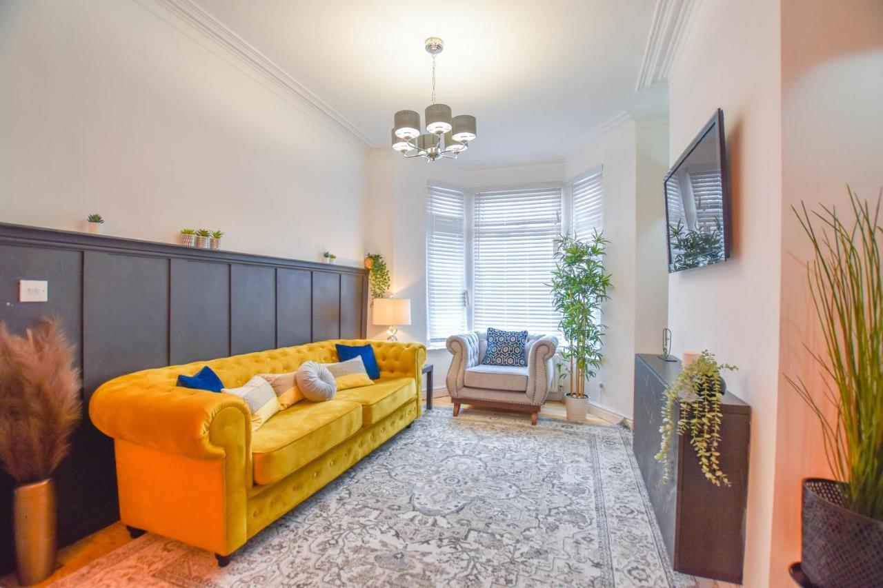 Modernistic 4-bedroom Close To Centre Holiday home Cardiff